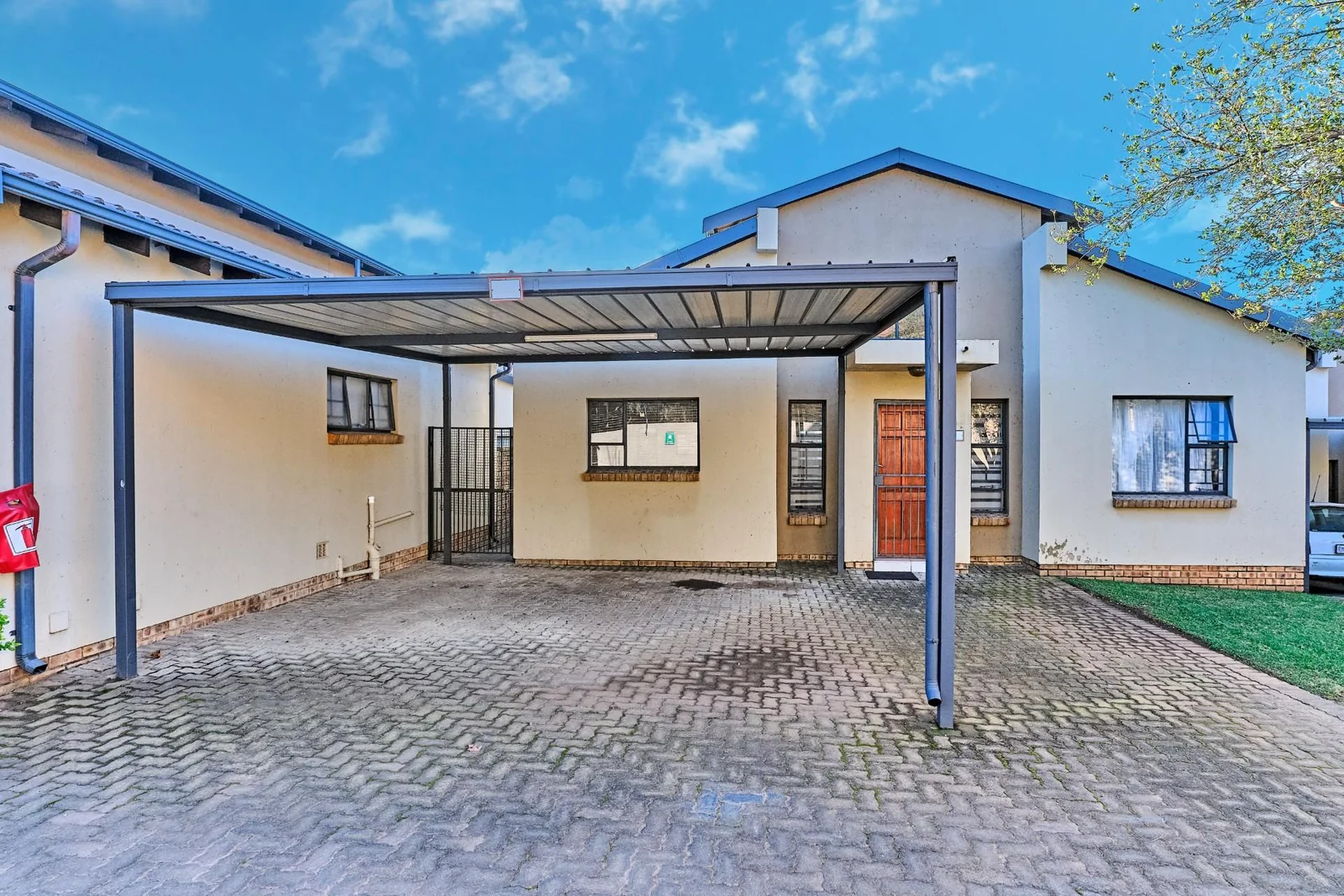 Spacious 3-Bedroom Townhouse for Sale in Bohemia, Amarosa