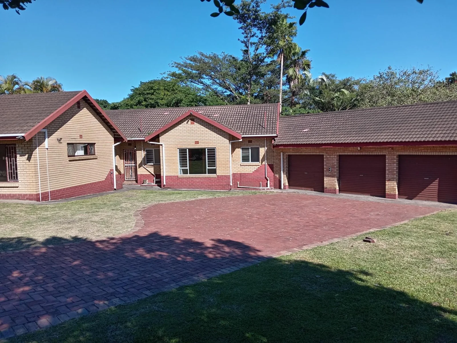 LOVELY THREE BEDROOM HOME WITH TWO BEDROOM FLAT<br/><br/>