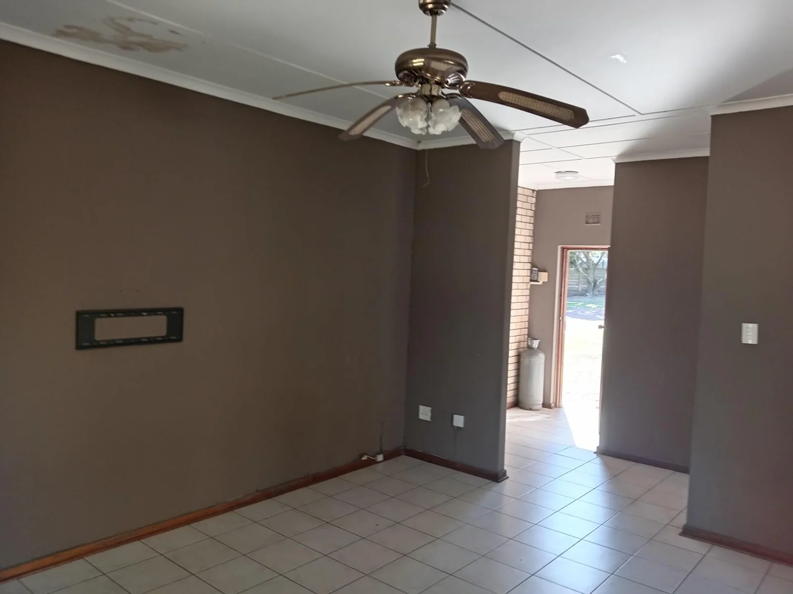 LOVELY THREE BEDROOM HOME WITH TWO BEDROOM FLAT<br/><br/>