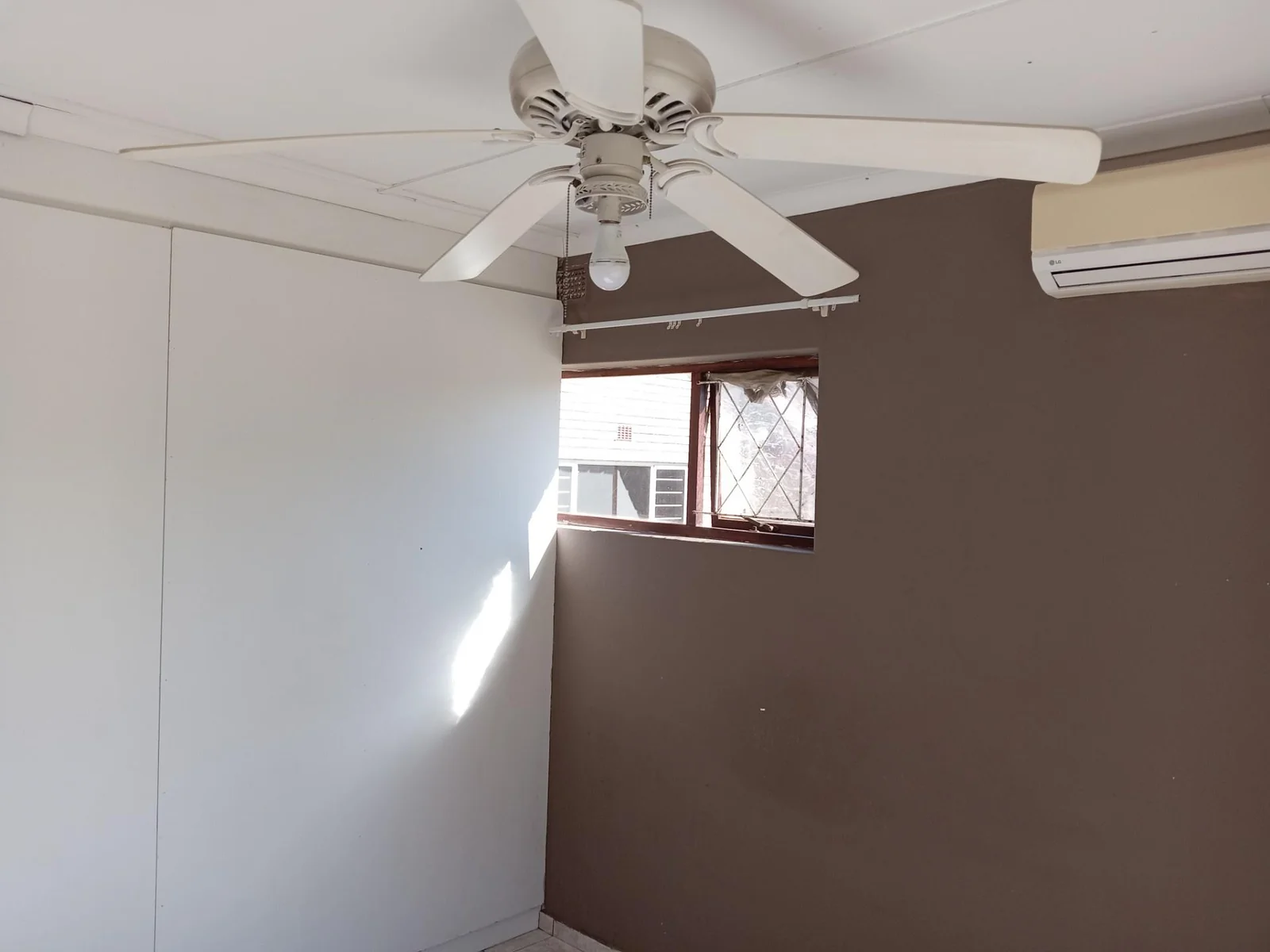 LOVELY THREE BEDROOM HOME WITH TWO BEDROOM FLAT<br/><br/>