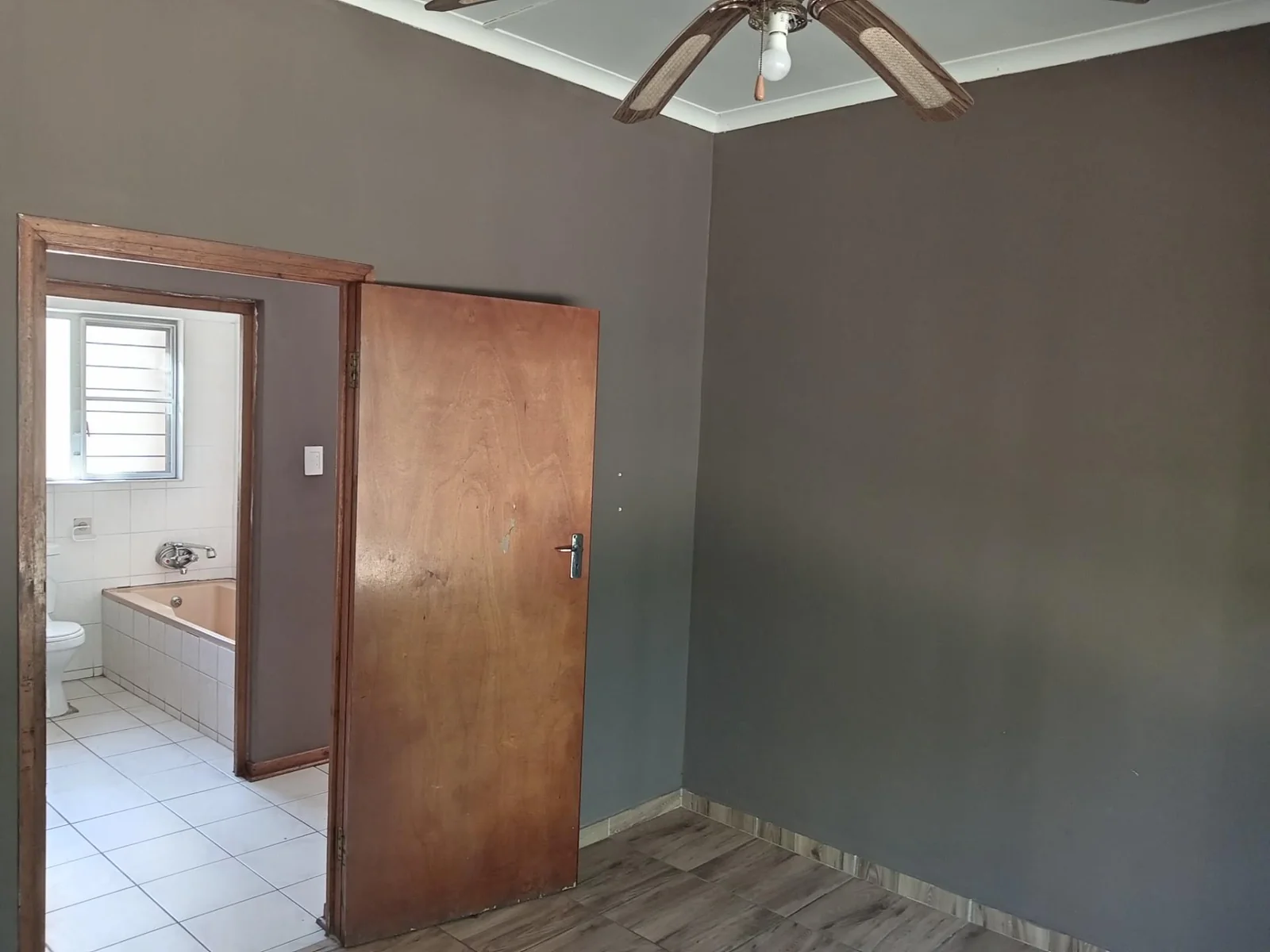 LOVELY THREE BEDROOM HOME WITH TWO BEDROOM FLAT<br/><br/>