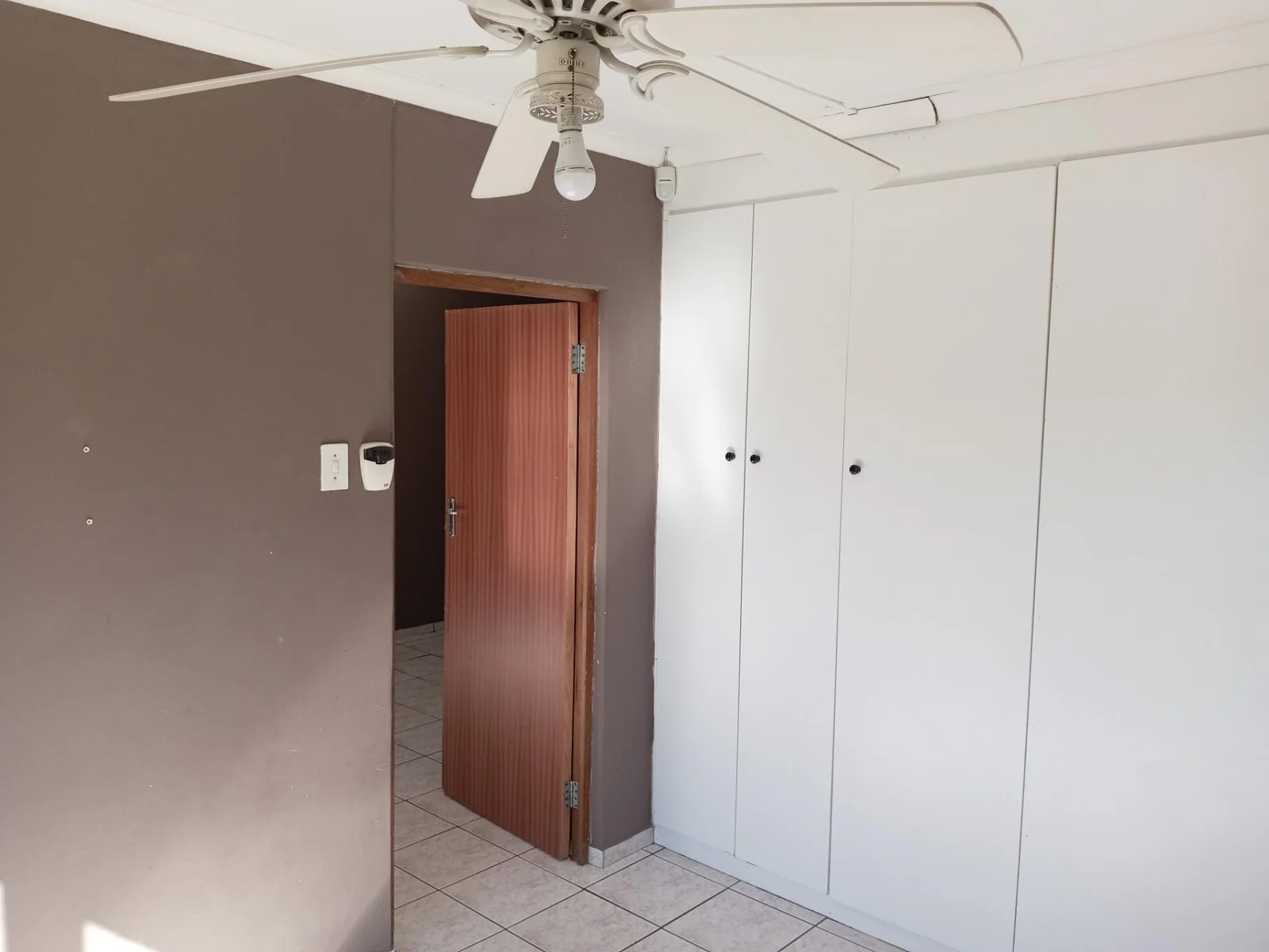 LOVELY THREE BEDROOM HOME WITH TWO BEDROOM FLAT<br/><br/>