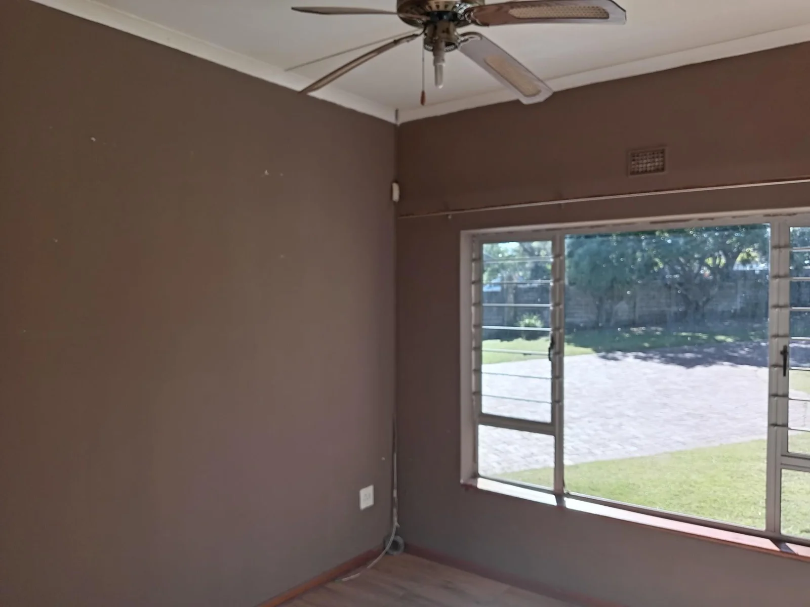 LOVELY THREE BEDROOM HOME WITH TWO BEDROOM FLAT<br/><br/>