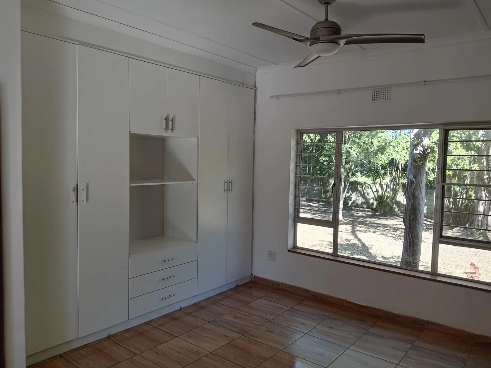 LOVELY THREE BEDROOM HOME WITH TWO BEDROOM FLAT<br/><br/>