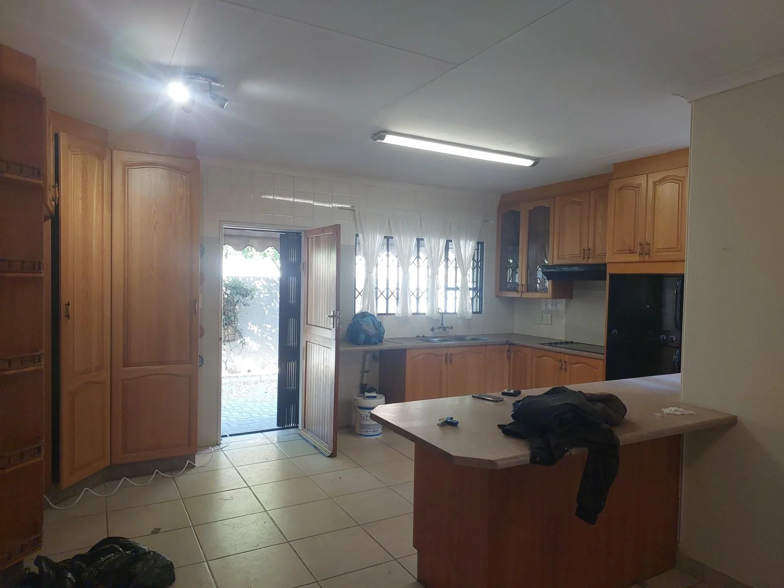 Stylish, spacious and secure Townhouse to let in Three Rivers Proper.