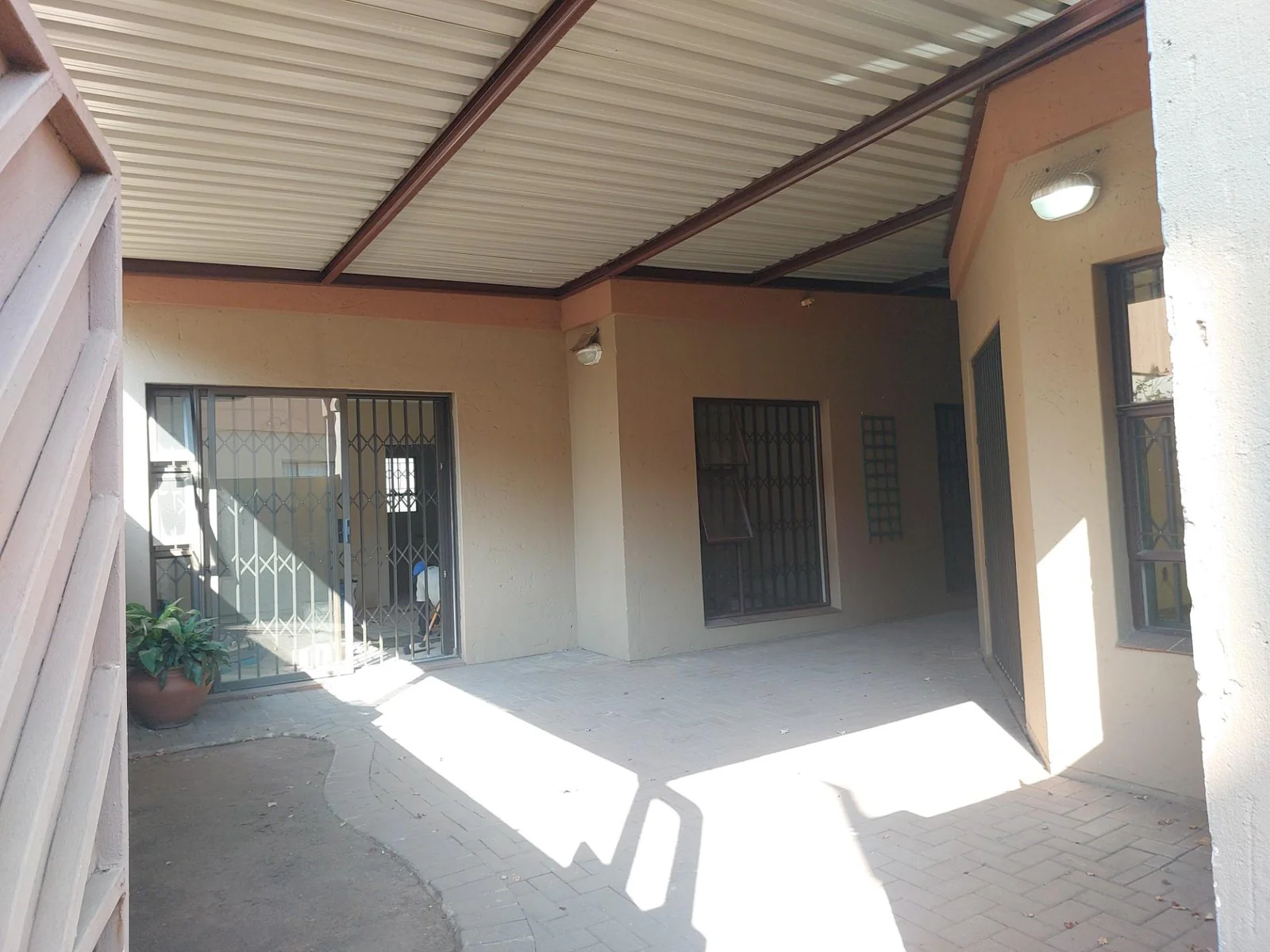 Stylish, spacious and secure Townhouse to let in Three Rivers Proper.