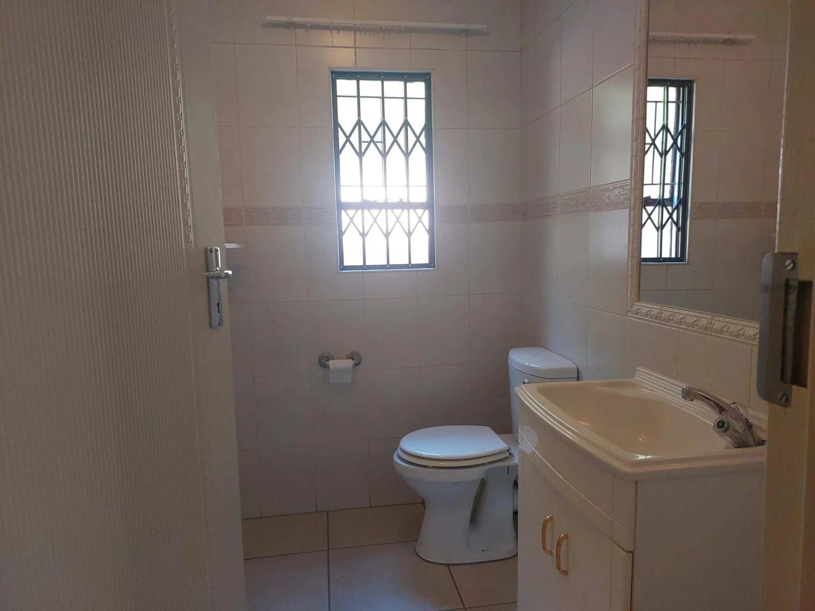 Stylish, spacious and secure Townhouse to let in Three Rivers Proper.