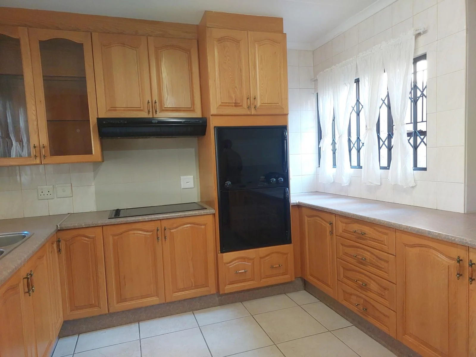 Stylish, spacious and secure Townhouse to let in Three Rivers Proper.