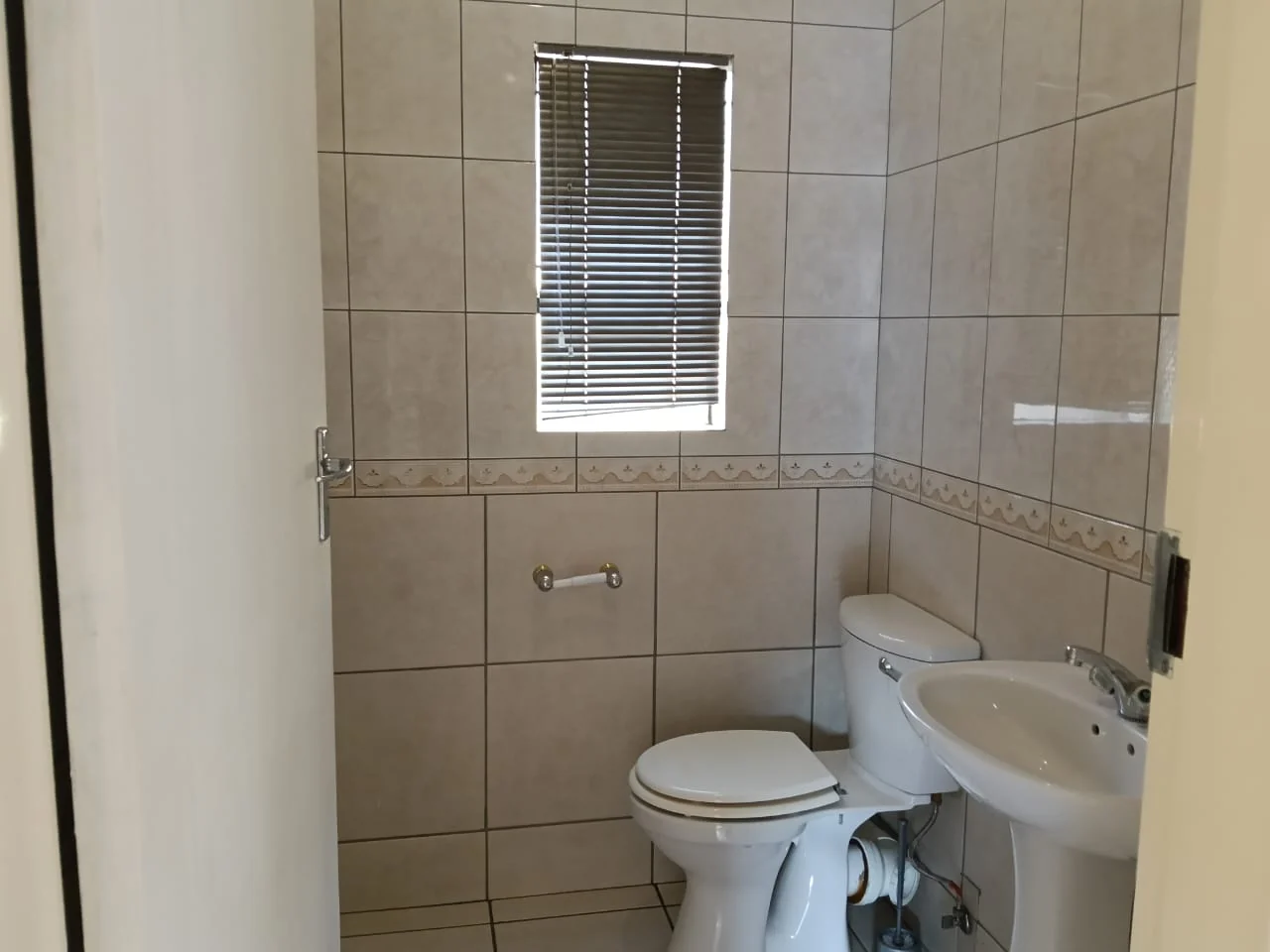 Stylish, spacious and secure Townhouse to let in Three Rivers Proper.