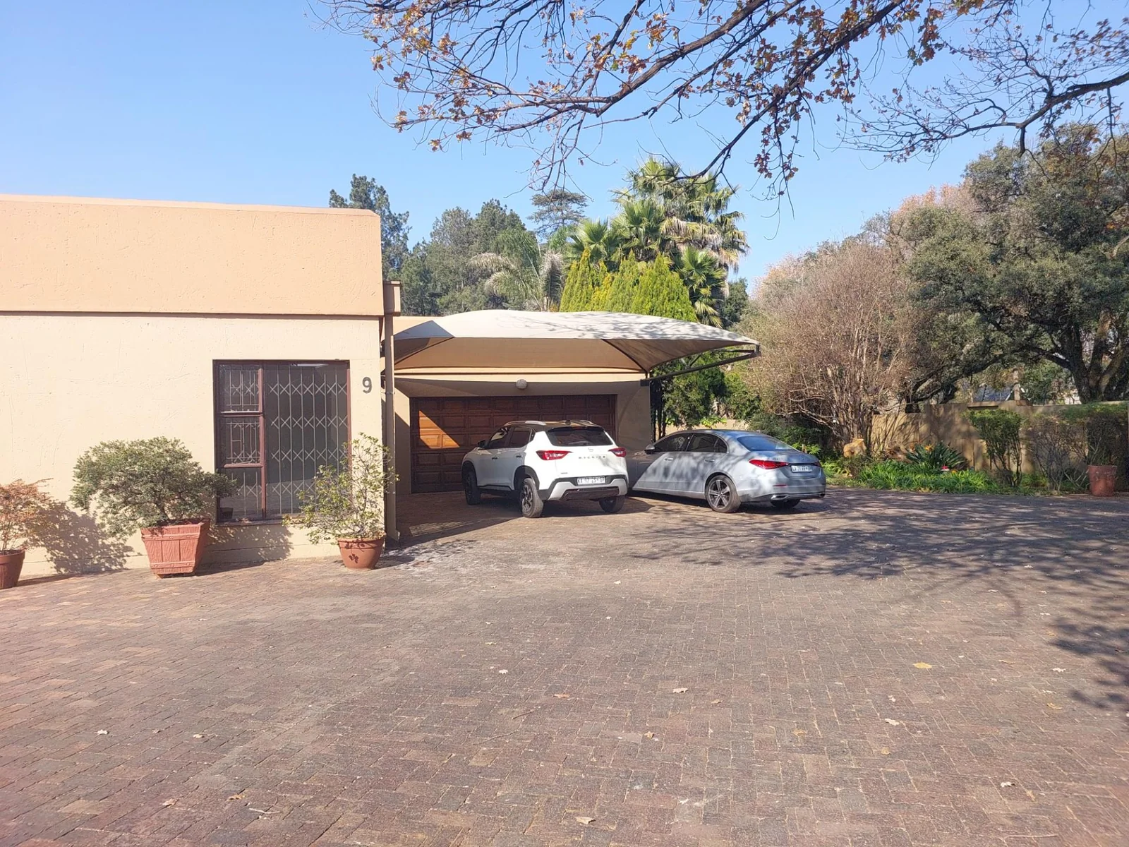 Stylish, spacious and secure Townhouse to let in Three Rivers Proper.