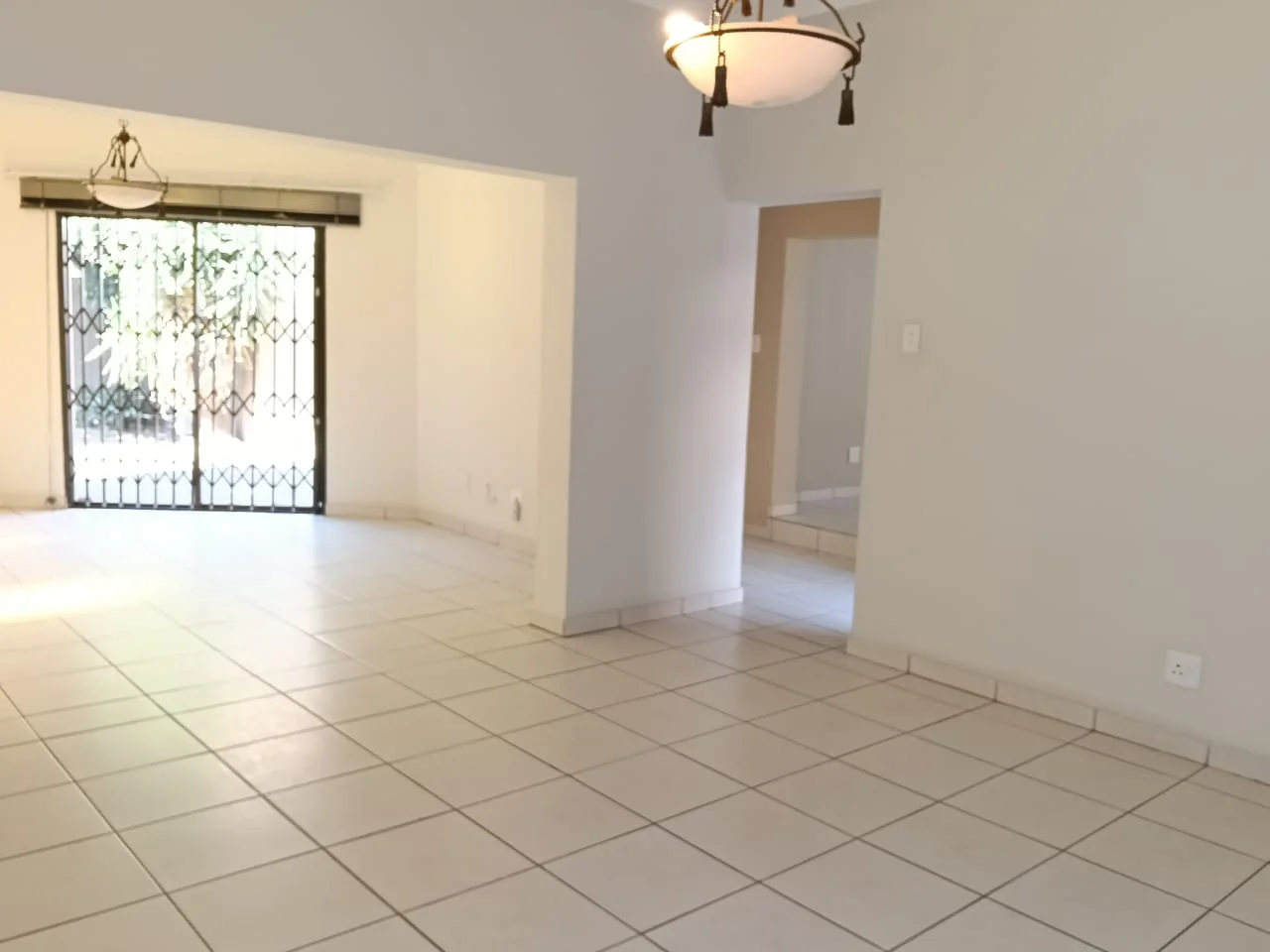Stylish, spacious and secure Townhouse to let in Three Rivers Proper.