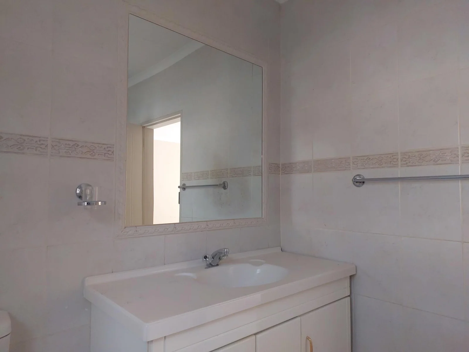 Stylish, spacious and secure Townhouse to let in Three Rivers Proper.