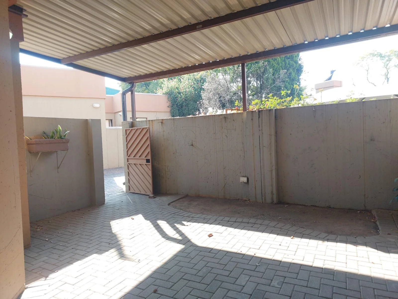 Stylish, spacious and secure Townhouse to let in Three Rivers Proper.