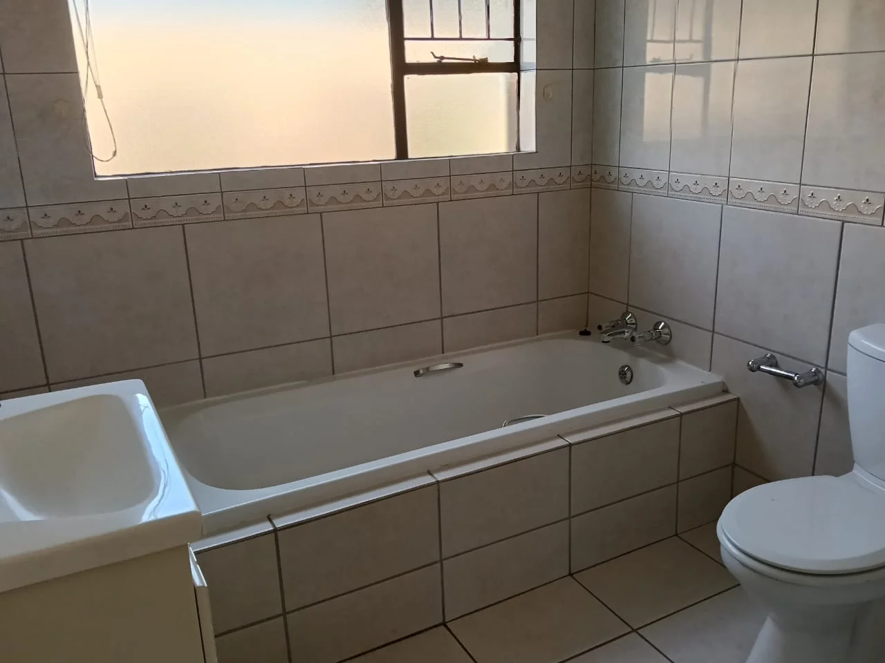 Stylish, spacious and secure Townhouse to let in Three Rivers Proper.