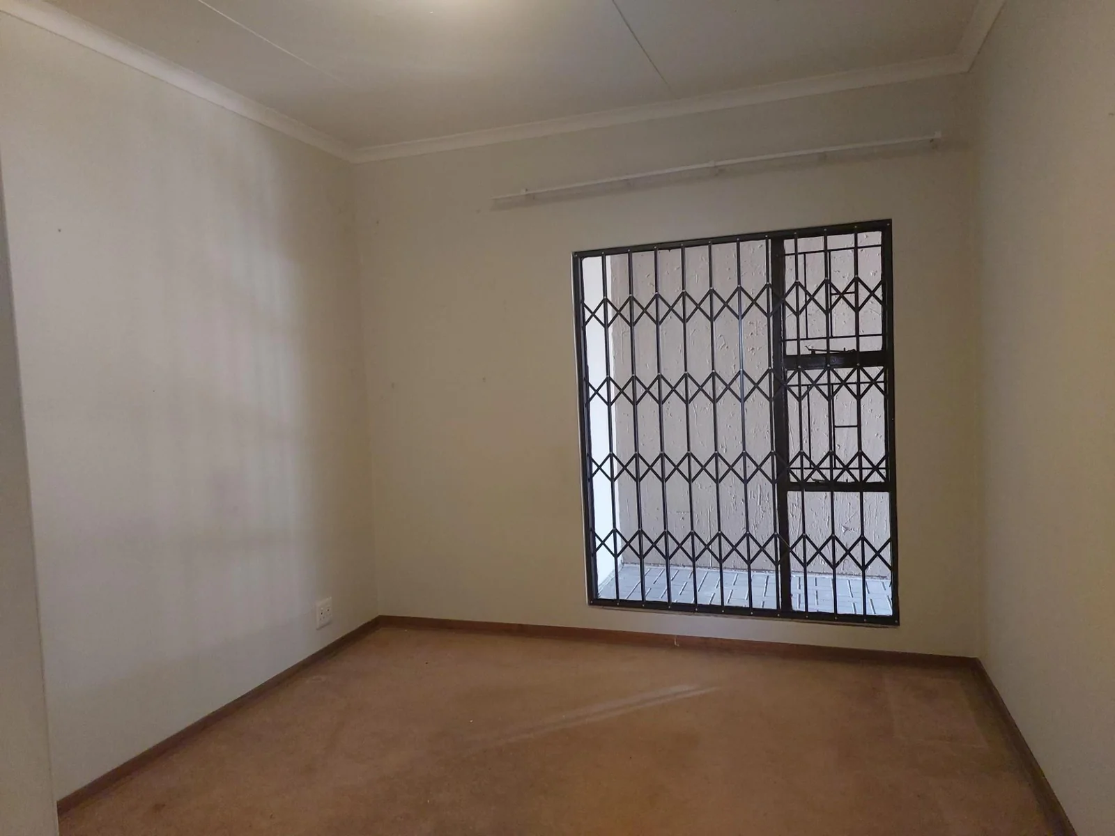 Stylish, spacious and secure Townhouse to let in Three Rivers Proper.