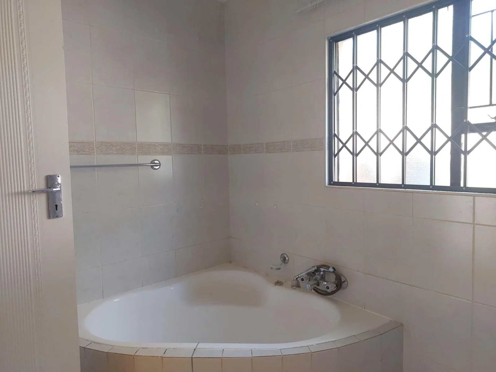 Stylish, spacious and secure Townhouse to let in Three Rivers Proper.