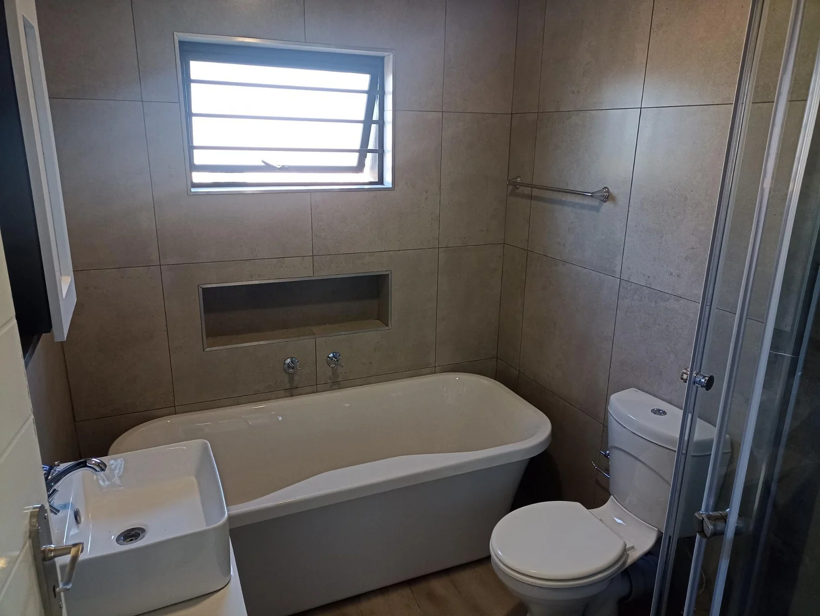 BEAUTIFUL BRAND NEW MODERN APARTMENT TO LET IN MONTANA!!!!!