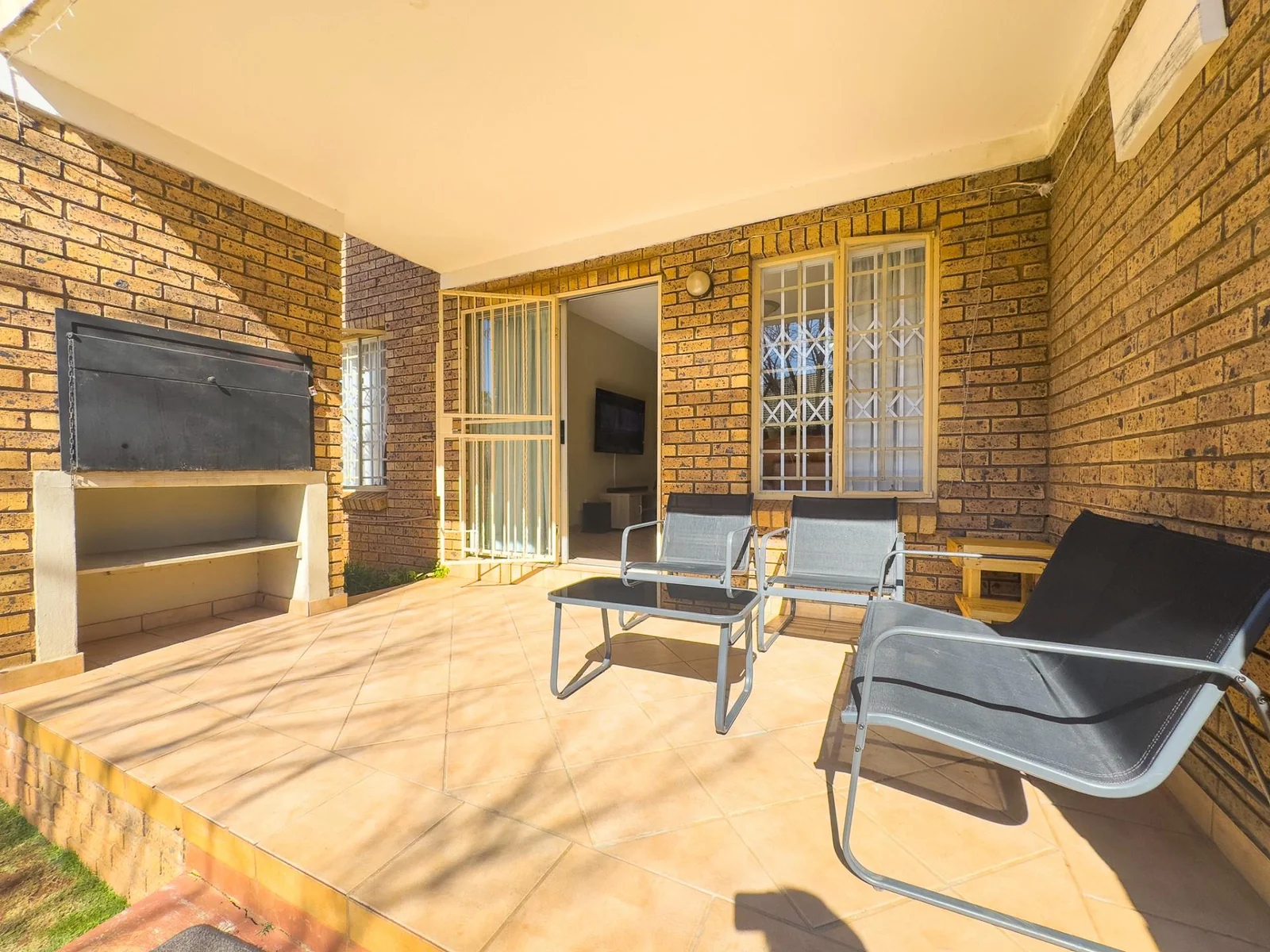2 Bedroom Ground Floor Unit to Rent in Pierre van Ryneveld