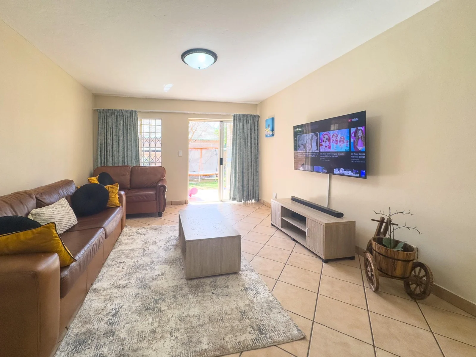 2 Bedroom Ground Floor Unit to Rent in Pierre van Ryneveld
