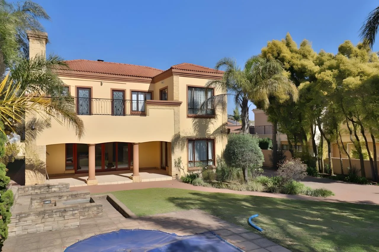 Elegant 4-Bedroom Tuscan-Style Home in Blue Valley Golf Estate – Secure Living with Pool, Jacuzzi & Scenic Luxury