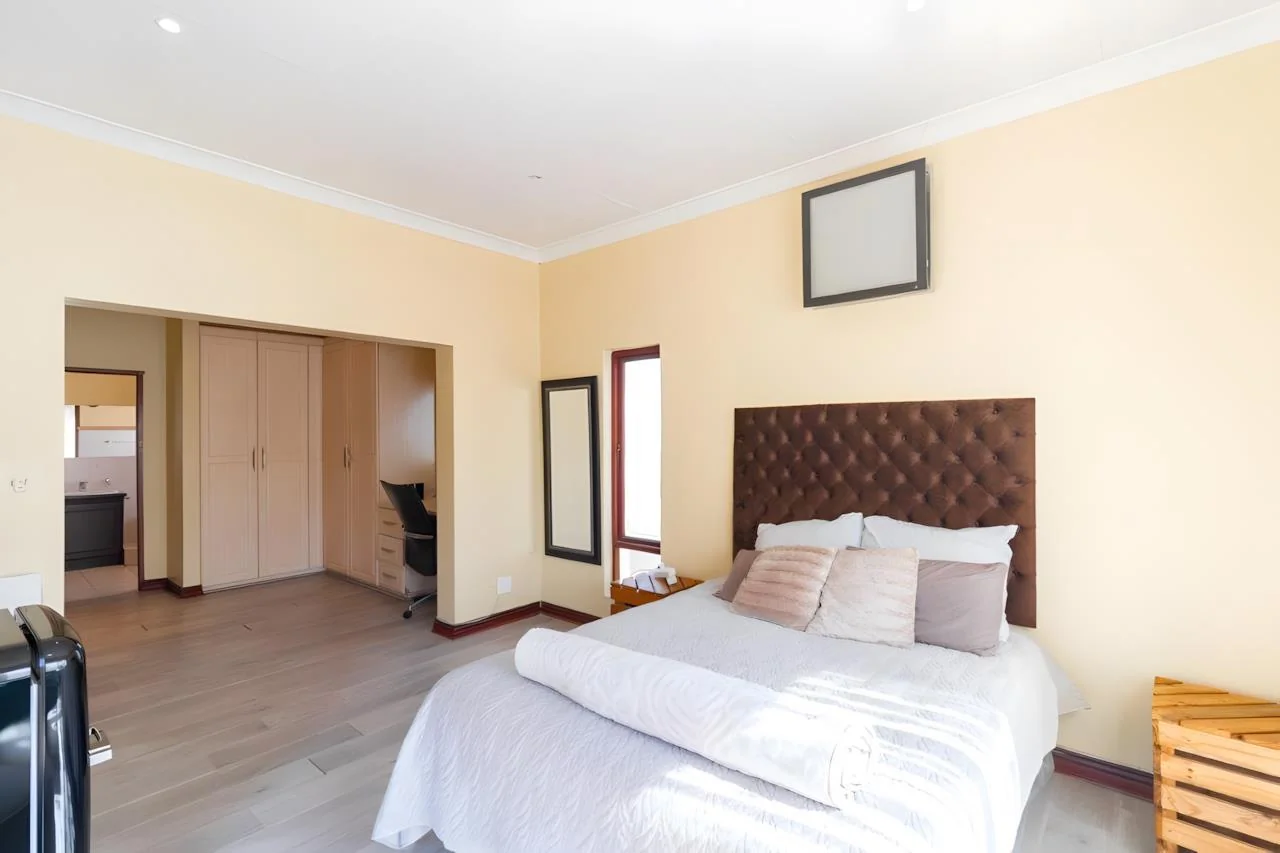 Elegant 4-Bedroom Tuscan-Style Home in Blue Valley Golf Estate – Secure Living with Pool, Jacuzzi & Scenic Luxury