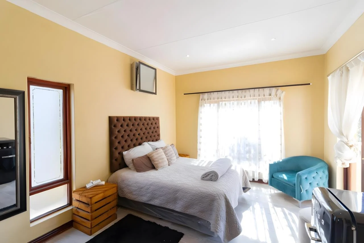 Elegant 4-Bedroom Tuscan-Style Home in Blue Valley Golf Estate – Secure Living with Pool, Jacuzzi & Scenic Luxury