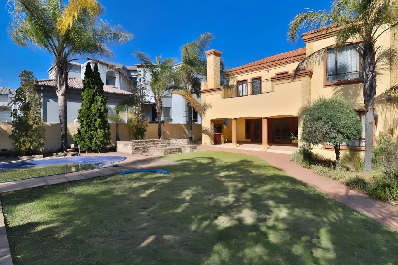 Elegant 4-Bedroom Tuscan-Style Home in Blue Valley Golf Estate – Secure Living with Pool, Jacuzzi & Scenic Luxury