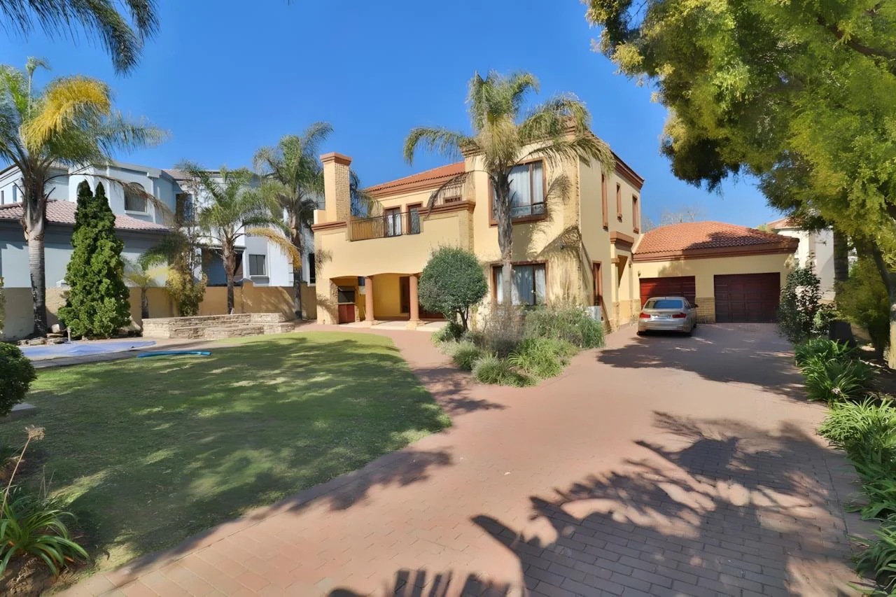 Elegant 4-Bedroom Tuscan-Style Home in Blue Valley Golf Estate – Secure Living with Pool, Jacuzzi & Scenic Luxury