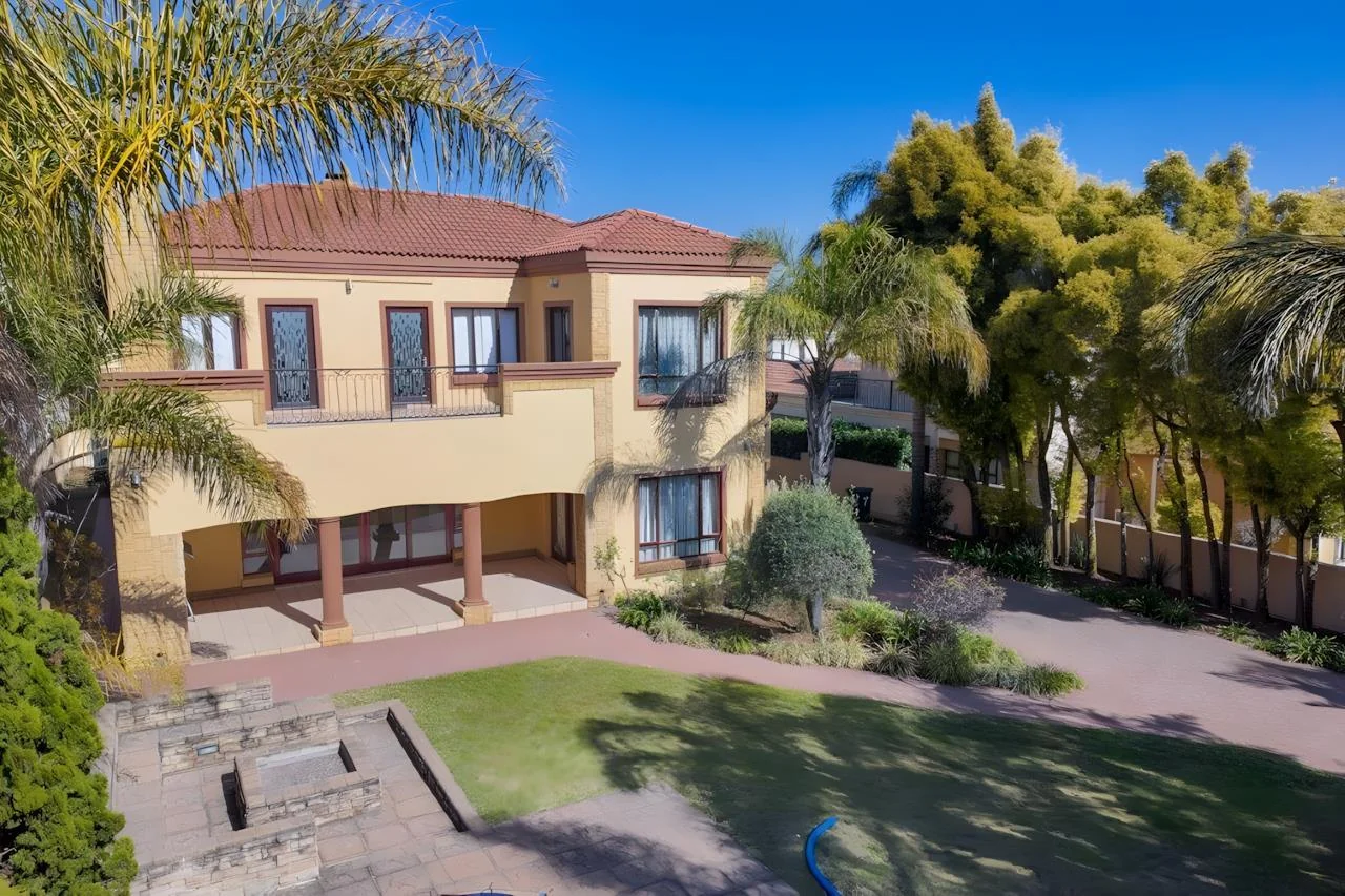 Elegant 4-Bedroom Tuscan-Style Home in Blue Valley Golf Estate – Secure Living with Pool, Jacuzzi & Scenic Luxury