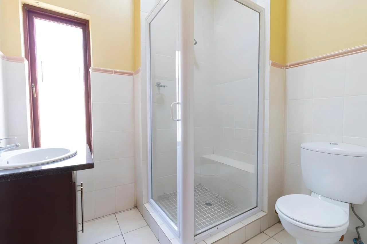 Elegant 4-Bedroom Tuscan-Style Home in Blue Valley Golf Estate – Secure Living with Pool, Jacuzzi & Scenic Luxury