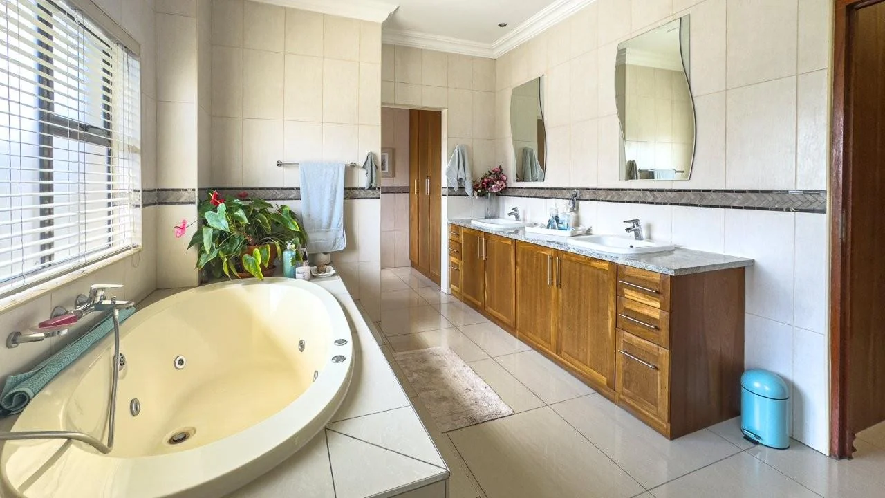 PRACTICAL DOUBLE LEVEL PROPERTY, SITUATED IN A PRIZED LOCATION OF MIDLANDS ESTATE