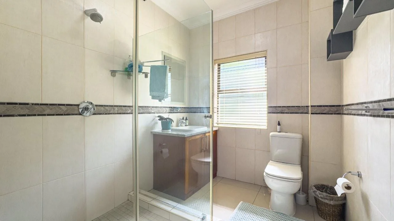 PRACTICAL DOUBLE LEVEL PROPERTY, SITUATED IN A PRIZED LOCATION OF MIDLANDS ESTATE