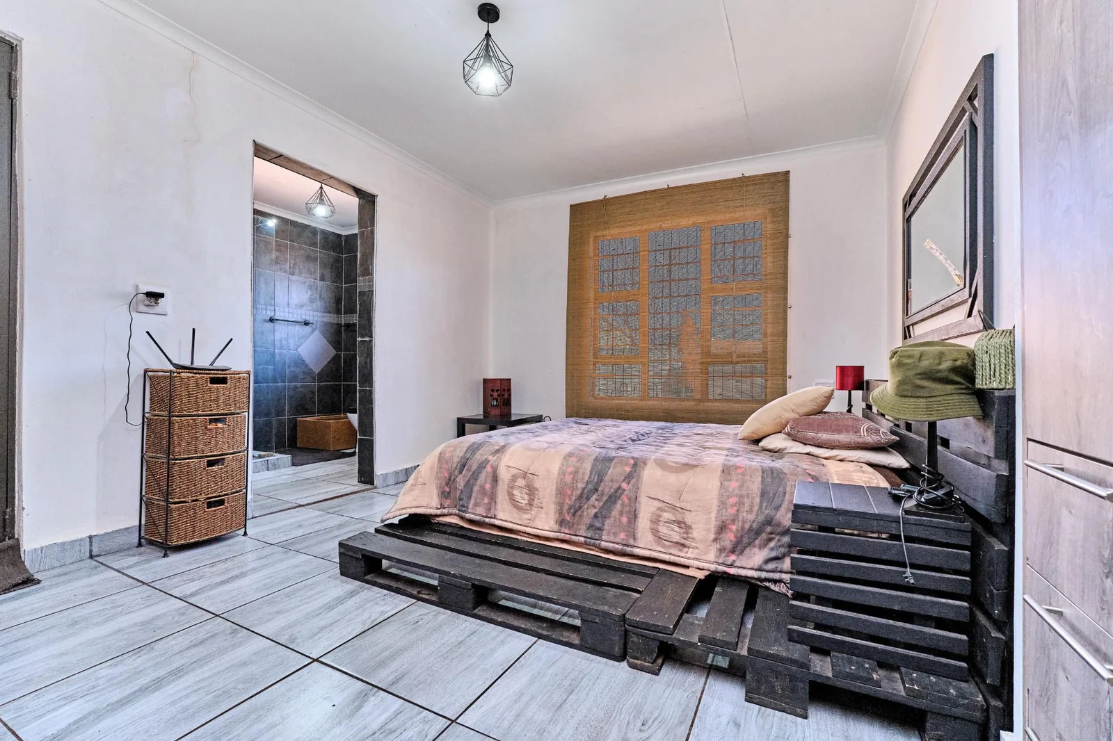 Charming 3 – 4 Bedroom Home with Flatlet Potential and Awesome Entertainment Area.