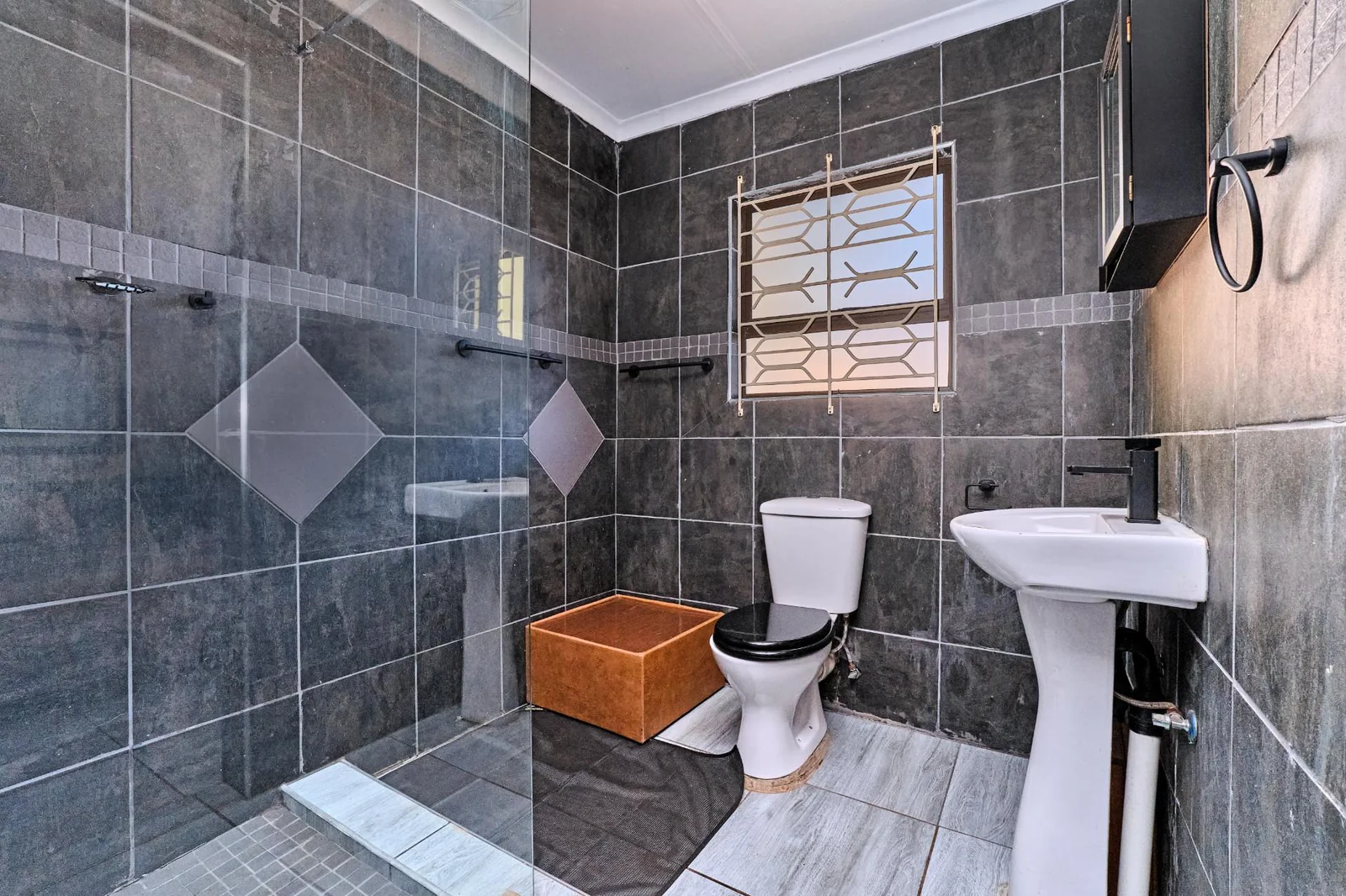 Charming 3 – 4 Bedroom Home with Flatlet Potential and Awesome Entertainment Area.