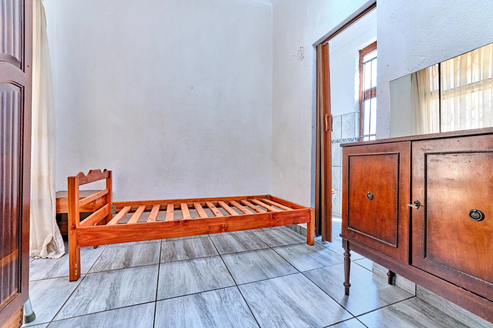 Charming 3 – 4 Bedroom Home with Flatlet Potential and Awesome Entertainment Area.