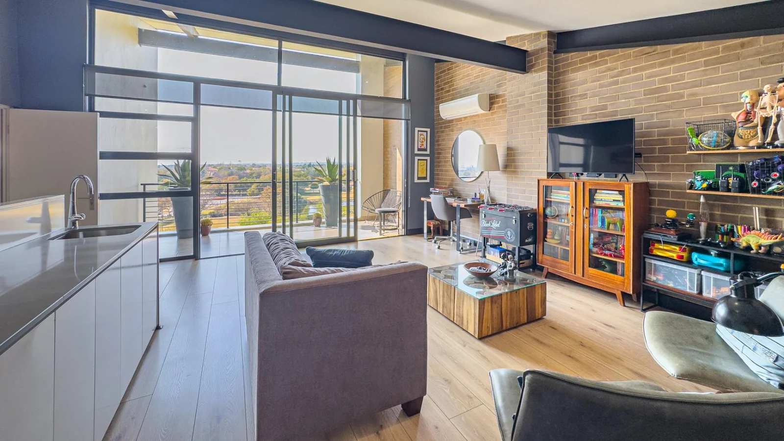 THE TOP BILLING, LUXURY LOCK-UP-AND-GO PENTHOUSE FOR PROFESSIONALS.  NO LOADSHEDDING