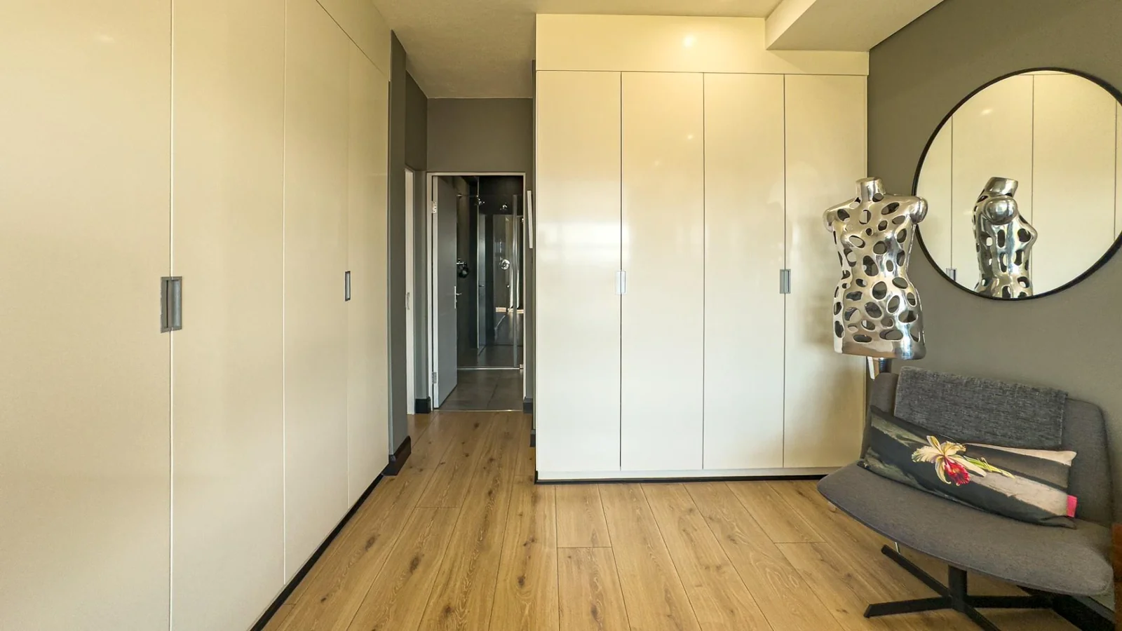 THE TOP BILLING, LUXURY LOCK-UP-AND-GO PENTHOUSE FOR PROFESSIONALS.  NO LOADSHEDDING