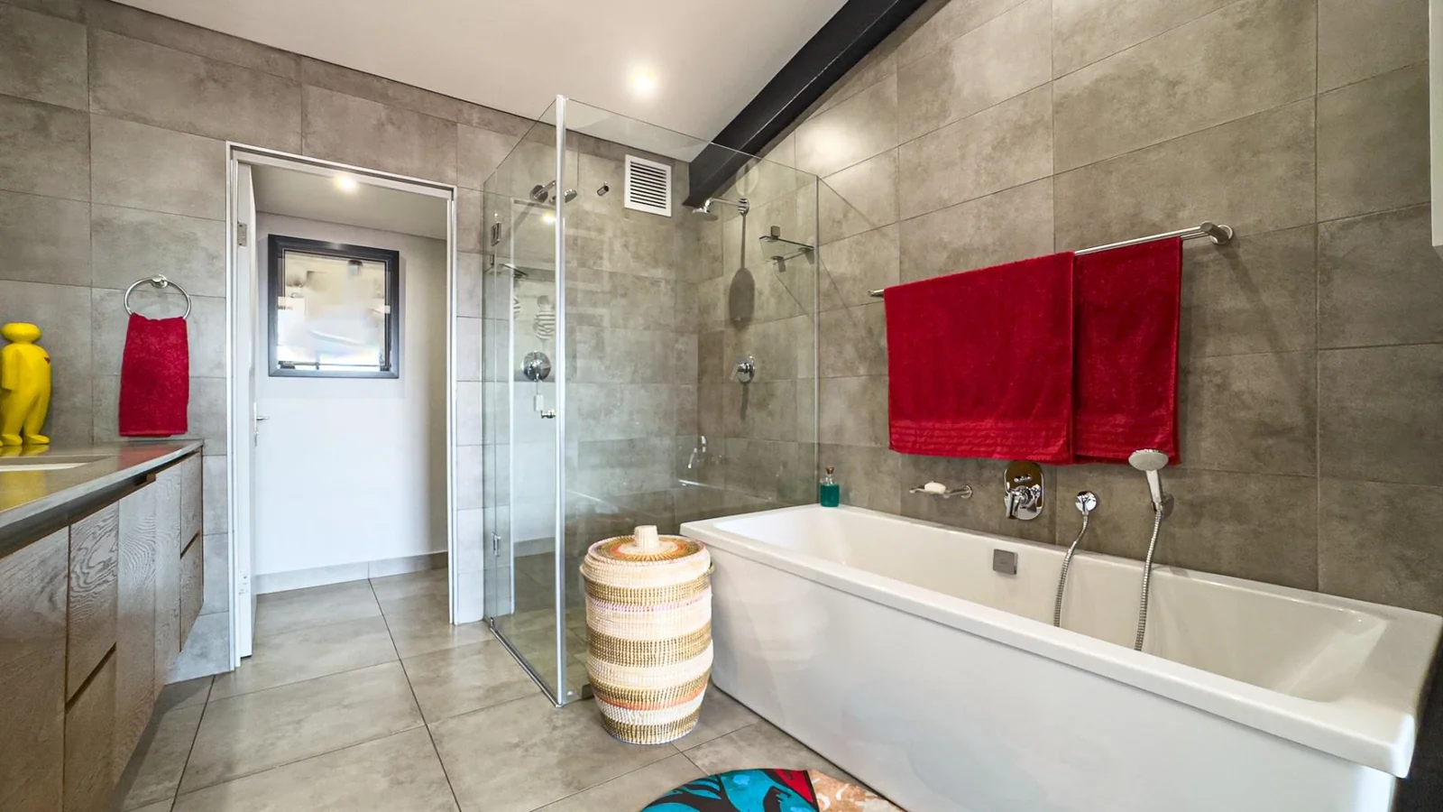 THE TOP BILLING, LUXURY LOCK-UP-AND-GO PENTHOUSE FOR PROFESSIONALS.  NO LOADSHEDDING