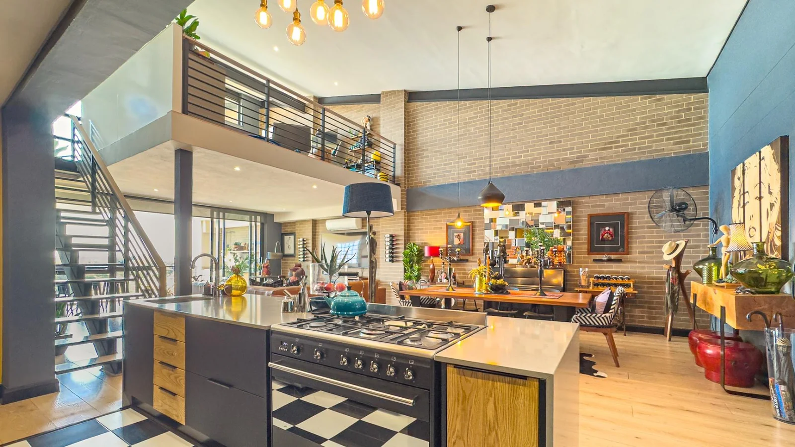 THE TOP BILLING, LUXURY LOCK-UP-AND-GO PENTHOUSE FOR PROFESSIONALS.  NO LOADSHEDDING