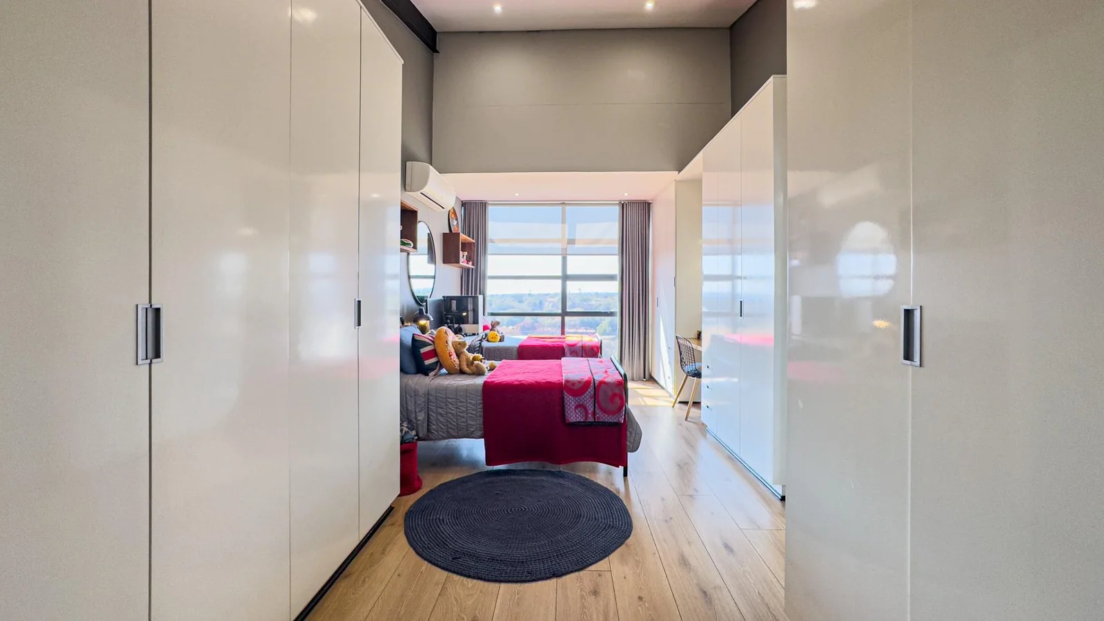 THE TOP BILLING, LUXURY LOCK-UP-AND-GO PENTHOUSE FOR PROFESSIONALS.  NO LOADSHEDDING