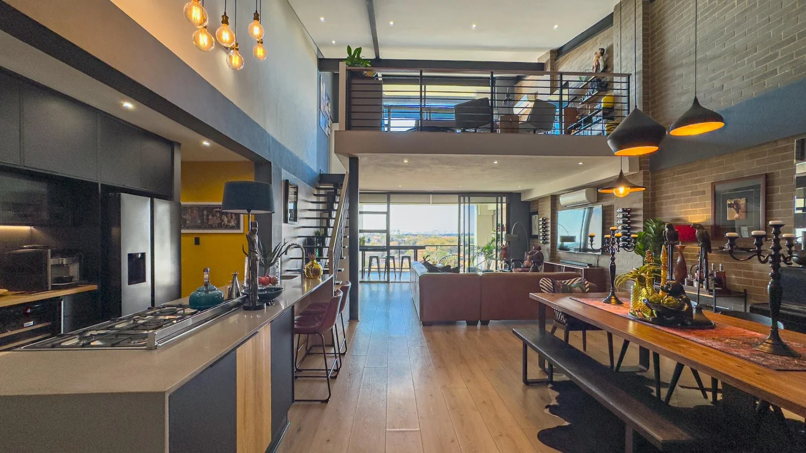 THE TOP BILLING, LUXURY LOCK-UP-AND-GO PENTHOUSE FOR PROFESSIONALS.  NO LOADSHEDDING