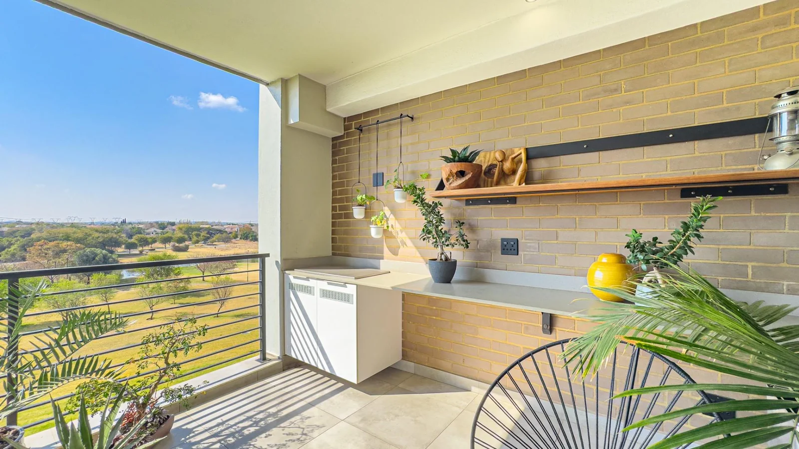 THE TOP BILLING, LUXURY LOCK-UP-AND-GO PENTHOUSE FOR PROFESSIONALS.  NO LOADSHEDDING