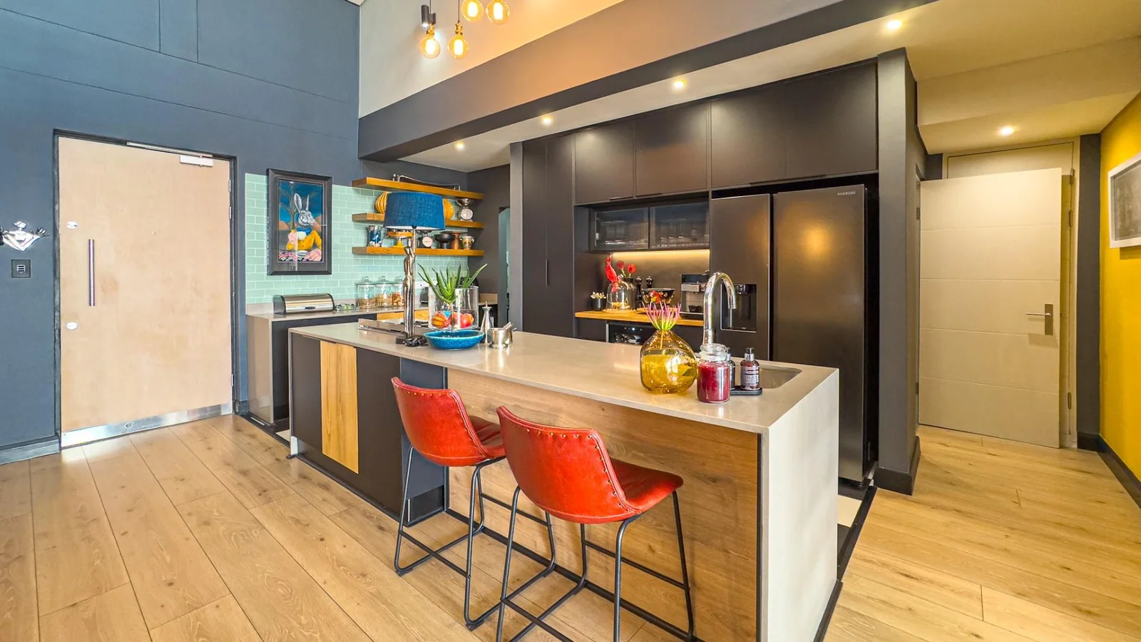 THE TOP BILLING, LUXURY LOCK-UP-AND-GO PENTHOUSE FOR PROFESSIONALS.  NO LOADSHEDDING