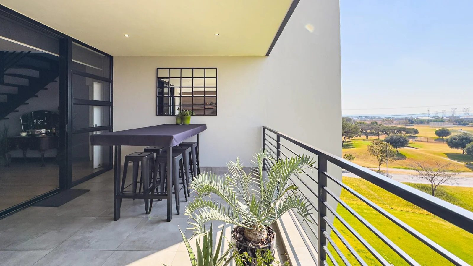 THE TOP BILLING, LUXURY LOCK-UP-AND-GO PENTHOUSE FOR PROFESSIONALS.  NO LOADSHEDDING