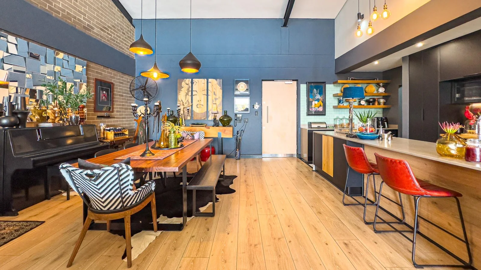 THE TOP BILLING, LUXURY LOCK-UP-AND-GO PENTHOUSE FOR PROFESSIONALS.  NO LOADSHEDDING