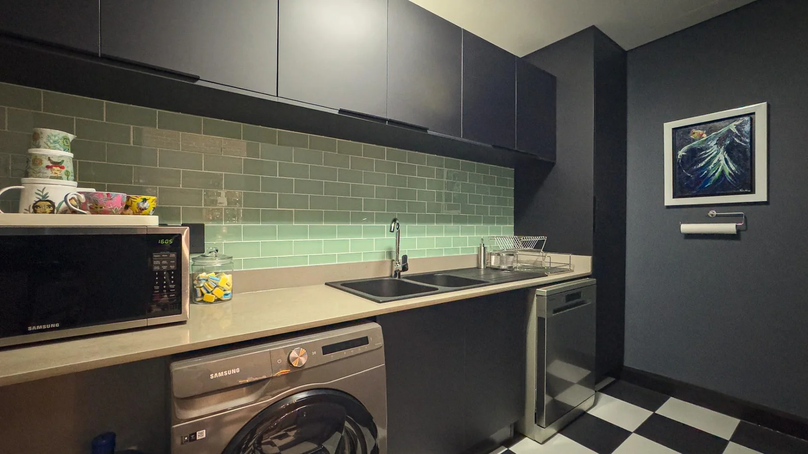 THE TOP BILLING, LUXURY LOCK-UP-AND-GO PENTHOUSE FOR PROFESSIONALS.  NO LOADSHEDDING