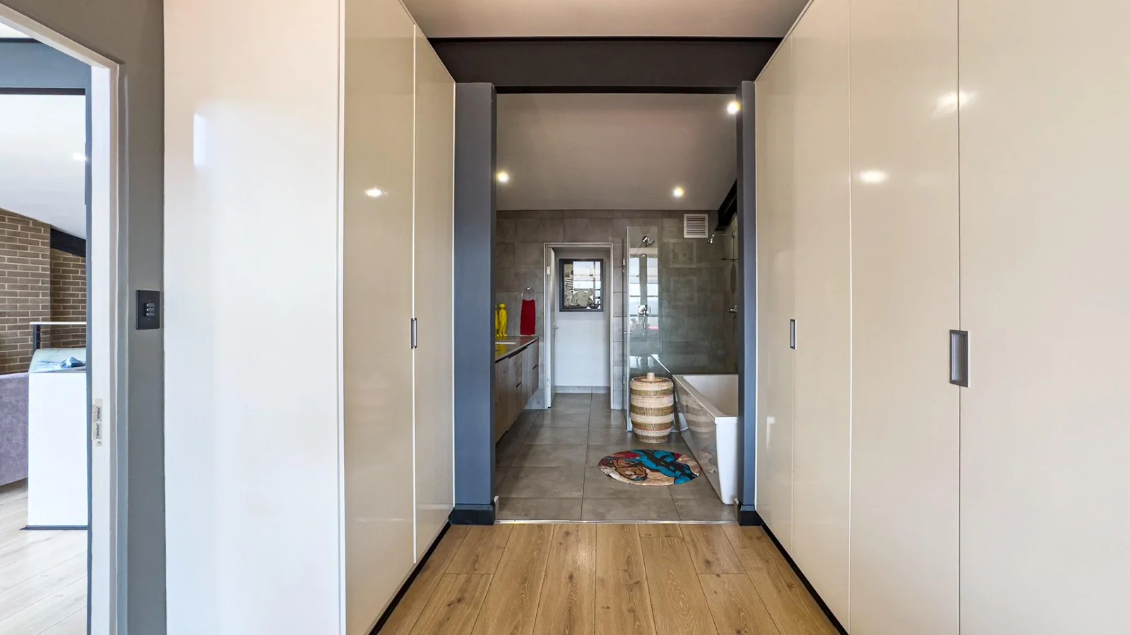 THE TOP BILLING, LUXURY LOCK-UP-AND-GO PENTHOUSE FOR PROFESSIONALS.  NO LOADSHEDDING