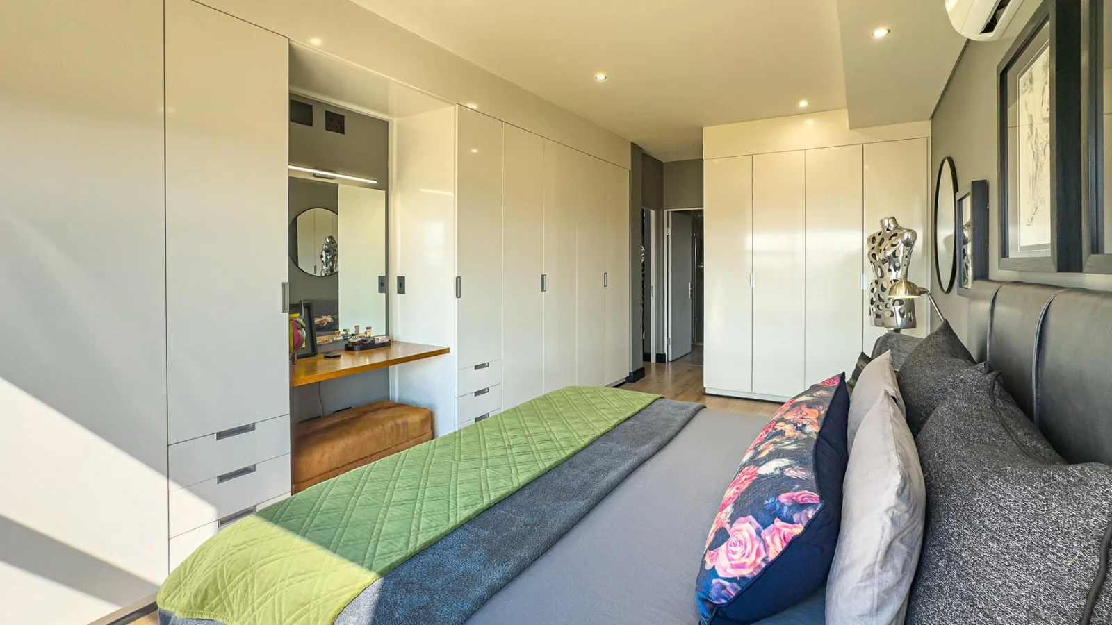 THE TOP BILLING, LUXURY LOCK-UP-AND-GO PENTHOUSE FOR PROFESSIONALS.  NO LOADSHEDDING