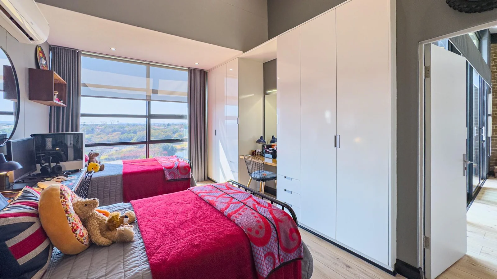 THE TOP BILLING, LUXURY LOCK-UP-AND-GO PENTHOUSE FOR PROFESSIONALS.  NO LOADSHEDDING