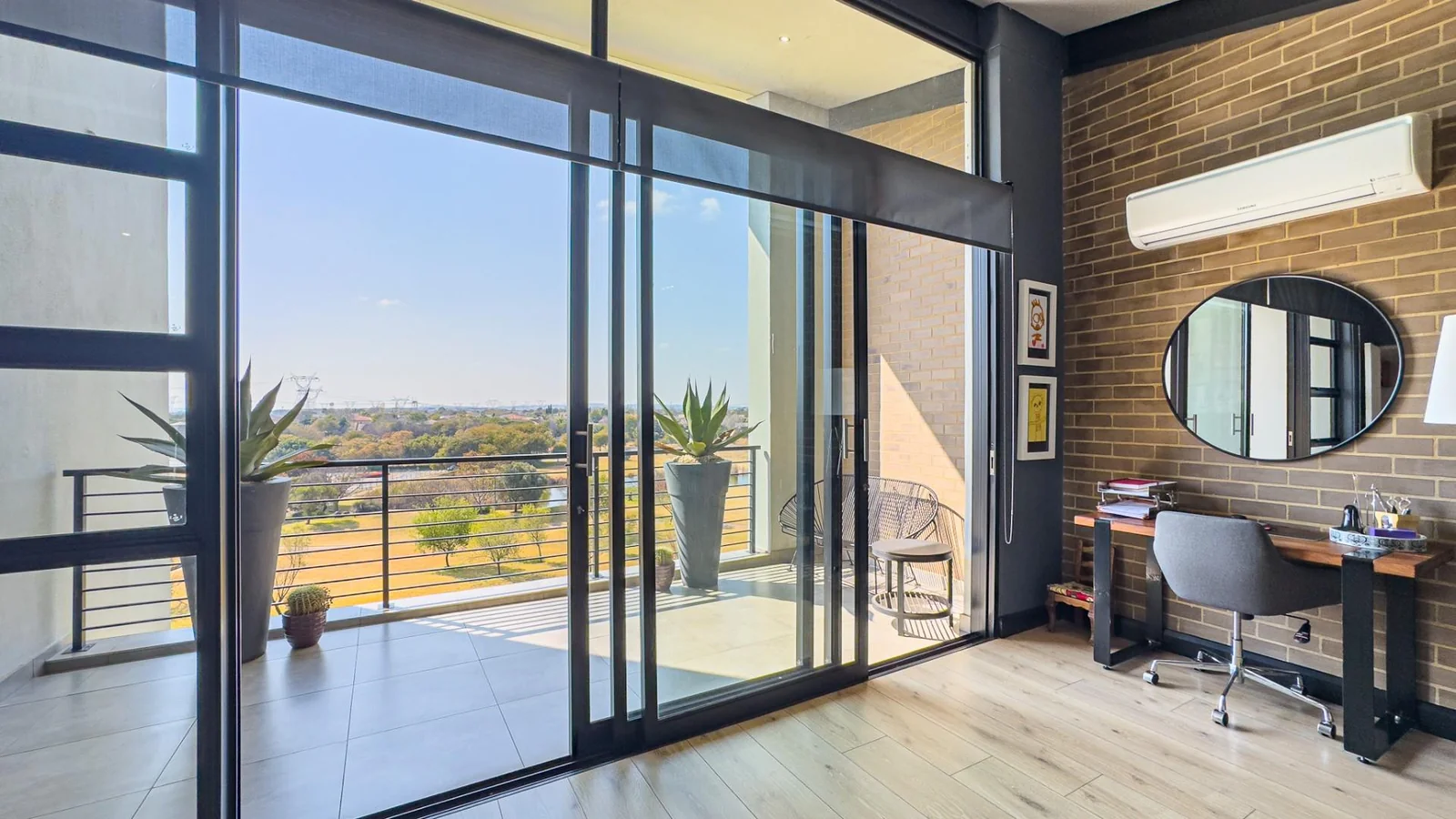 THE TOP BILLING, LUXURY LOCK-UP-AND-GO PENTHOUSE FOR PROFESSIONALS.  NO LOADSHEDDING